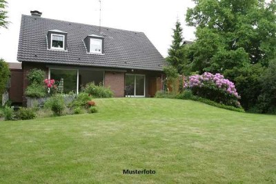 Einfamilienhaus mit Doppelgarage in einem parkähnlich strukturiertem Garten