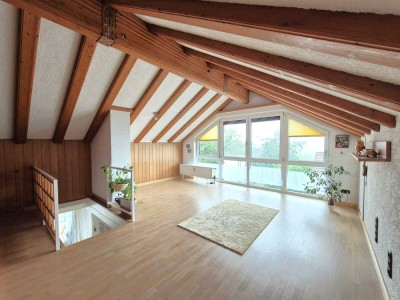 Lichtdurchflutete 4 Zi.-Maisonettewohnung mit sonnigem Balkon und Dachstudio mit herrlicher Aussicht