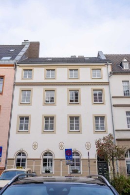 Altbaujuwel inkl. TOP Küche | Renovierte 4 Zimmer DG Wohnung in bester Lage von Benrath | Ab sofort