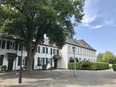 Geschmackvolle Dachgeschosswohnung mit Balkon und EBK in der alten Schule in Neuss, Holzheim