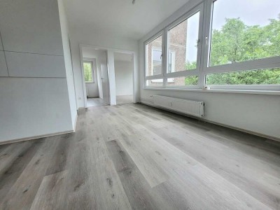 Aussicht über Freisenbruch! Helle 4-Zimmer-Wohnung mit Balkon!
