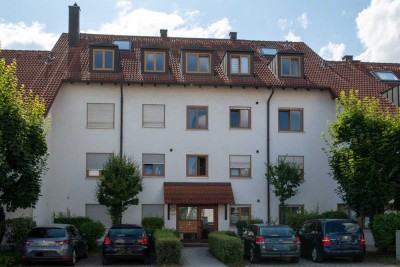 Frisch renovierte Wohnung mit 2,5 Zimmern, Balkon, EBK und TG in Mering