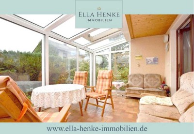 Schöner Garten: Großes Ein- bis Zweifamilienhaus mit Vollkeller + 3 Garagen...