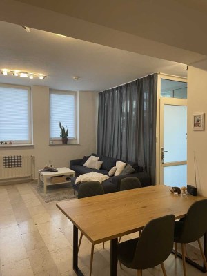 Ruhige, gut geschnittene 2-Zimmer-Wohnung  mit Einbauküche in Unterhaching