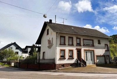 Teilsaniertes großes Wohnhaus in Haustadt mit viel Potential.