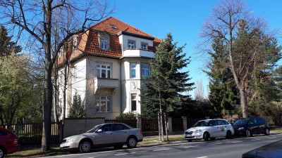 **Freie Wohnung zum Eigennutz, attraktiver Altbau, kleiner Balkon, Außenstellplatz**
