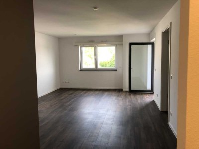 Schöne, ruhige und neuwertige 2-Zimmer-Wohnung mit Balkon und Einbauküche in Bernstadt