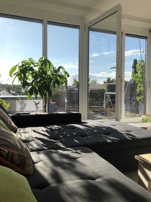 Helle & luxuriöse 2,5 Zi. Penthouse-Whg, Möbliert, Blick ins Grüne, 40qm Terasse & Klimaanlage
