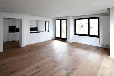 Stilvolle, geräumige und vollständig renovierte 2-Zimmer-EG-Wohnung mit Balkon und Einbauk