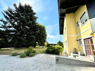 Zentral gelegenes Ein- bis Zweifamilienhaus mit großem Garten und Doppelgarage!