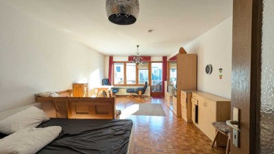 sonniges Apartment mit Parkett, Bad und Küche mit Fenster, Stellplatz, ruhig und zentral!