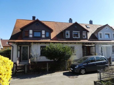 Für Individualisten und Handwerker 
Reiheneckhaus mit Carport und Garten