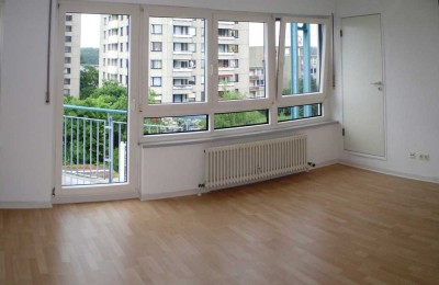 Helle und freundliche 1,5-Zimmer-Wohnung mit Balkon und Einbauküche in Mörfelden-Walldorf