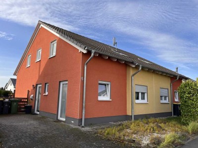 Stadtgrenze Siegburg - kompaktes Doppelhaus mit jeweils 5 Zimmern und 2 Bädern.