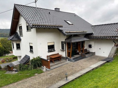 Großes Wohnhaus mit Einliegerwohnung in ruhiger Umgebung von Honerath