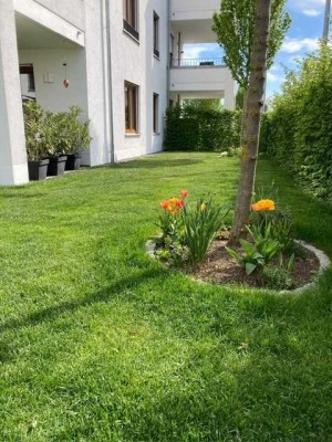 Exklusive, neuwertige 3-Raum-EG-Wohnung mit geh. Innenausstattung mit Balkon und EBK in Neutraubling