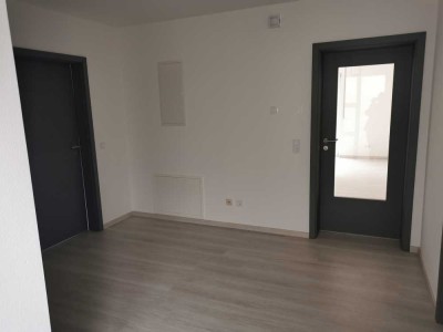 Neuwertige Wohnung mit dreieinhalb Zimmern und Terrasse in Biberbach-Affaltern