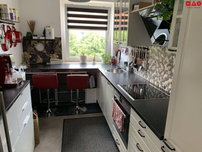 Ausgesprochen gemütliche und großzügig geschnittene Wohnung in herrlich grüner Lage wartet auf Sie! Die erstklassige Infrastruktur lässt keine Wünsche offen!