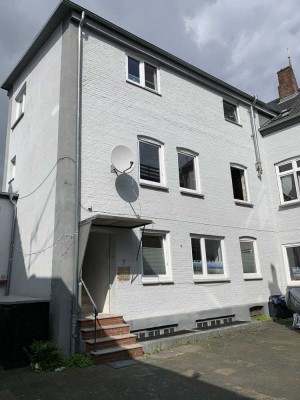 Eckernförde-Innenstadt: Die besondere 5 Zimmer Mietwohnung im 2.0G/DG. Auch WG geeignet. Frei 9/2025