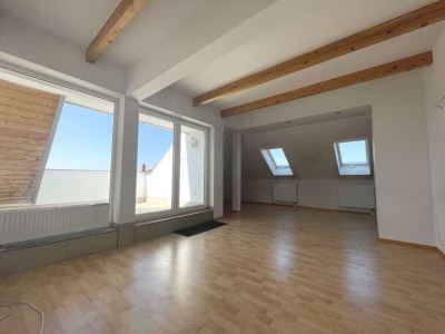 Sanierte Altbauwohnung mit kleiner Dachterrasse