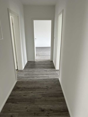 Hell renoviert Vier-Zimmer-Wohnung