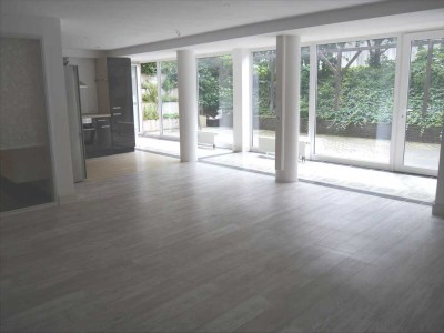 Individuelle Souterrainwohnung mit großer Terrasse und Einbauküche