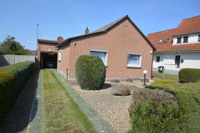 Fast ebenerdiger, kleiner gepflegter Bungalow mit große Garage u. Nebengelass