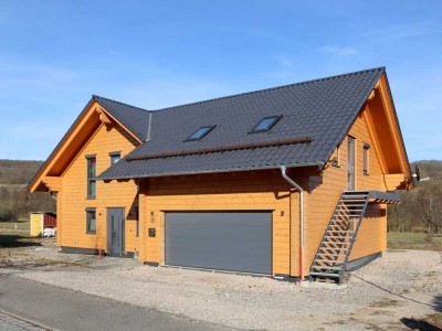 Neubau: Energieeffizientes Blockbohlenhaus mit Einliegerwohnung in Oberfladungen