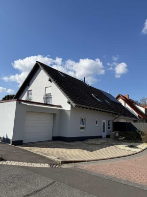 Charmante Doppelhaushälfte mit Pool und Sauna.