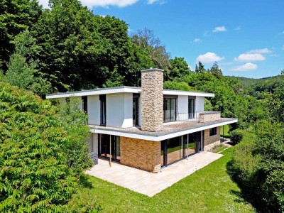 Eleganz am Hang: Modernes Architektenhaus in grüner Oase mit Panoramablick