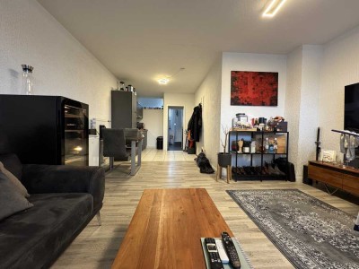 Lichtdurchflutete Altbauwohnung mit moderner Küche in zentraler Lage