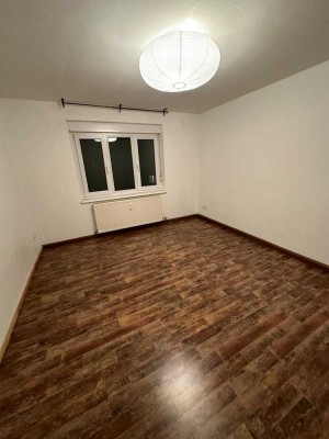 Schönes WG-Zimmer mit Balkon für einzelne Person zu vermieten