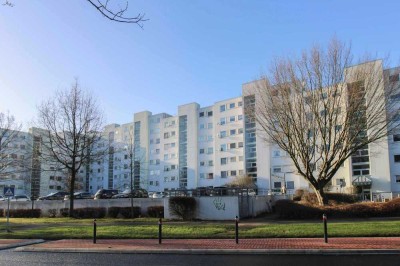 Renovierte 3-Zi.-Whg mit Loggia und tollem Blick aus oberster Etage - Erbpacht