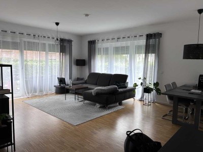 Erdgeschoss: freundlich + hell + großzügig geschnitten + moderne 2 Zimmer-Wohnung mit EBK + Parkett