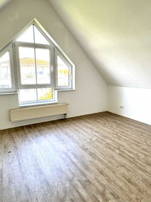 Träumen im Dachgeschoss mit Blick ins Grüne und bester Verkehrsanbindung.