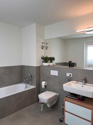 Nachmieter gesucht – ab sofort

Zentrale 3-Zimmer-Wohnung mit Balkon, 2 Bädern & Blick in den Park