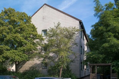 Perfektes Wohnen im Erdgeschoss: Helle Räume und sonniger Balkon