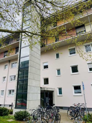 Große 2-Zimmerwohnung mit Dachterrasse ab sofort frei