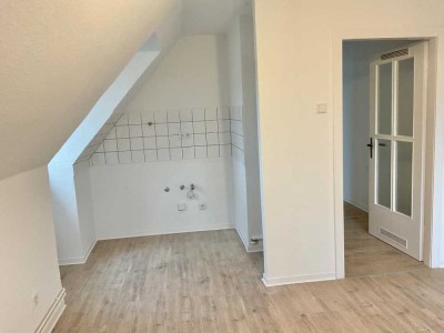 Nahe Miele! Klein, aber fein: Renovierte Dachgeschosswohnung frei!