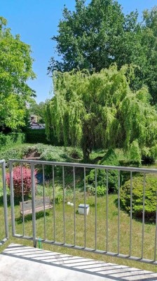 Von Privat: Helle, geräumige 2-Raum-Whg in kleinem MFH mit großem Garten und TG