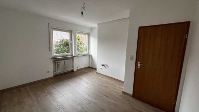 Ruhige, renovierte 2-Raum-Wohnung mit Balkon in Augsburg