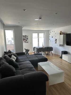 Lichtdurchflutete 3,5 Zimmerwohnung mit hohem Eigentumsstandard mit begehbarem Kleiderschrank