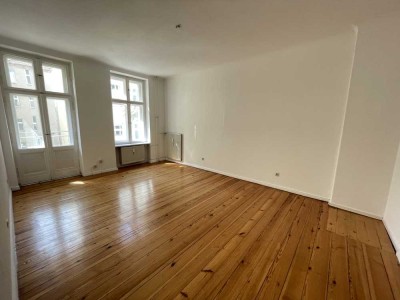 CHARMANTE 2-Zimmeraltbauwhg  in elegant. Stuckaltbau -im begehrtem Akazienkiez- mit Balkon