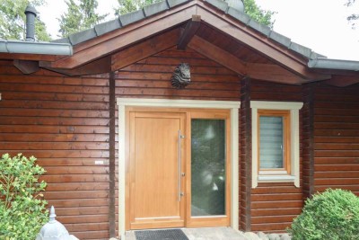Traumhaftes Blockbohlenhaus – massiv, ökologisch auf großem Grundstück