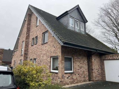 Charmante  2 Zi -Dachgeschosswohnung mit Balkon - EBK- Außenstellplatz in freistehendem 3 Fam-Haus.