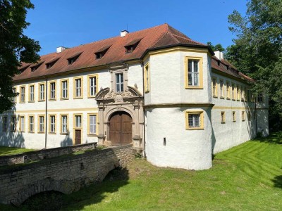 Geräumiges Apartment mit eigener Terrasse und Turmzimmer-Bad