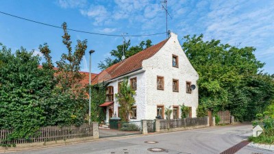 Historisches Bauernhaus: Kernsaniert mit großzügiger Wohnfläche und Ställen für Pferdehaltung