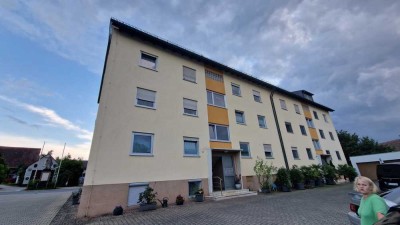 Freundliche 3-Zimmer-Hochparterre-Wohnung mit Balkon in Hiltmannsdorf / seukendorf