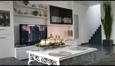Geschmackvolle, vollst. renovierte 4-Zimmer-Maisonette-Wohnung mit geh. Innenausstattung