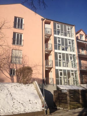 Traumhaft schone möblierte 2 Zi Wohnung in Augsburg (Antonsviertel) mit pflegeleichtem Garten und Terrasse. Kostenl. Parken vor dem Haus.